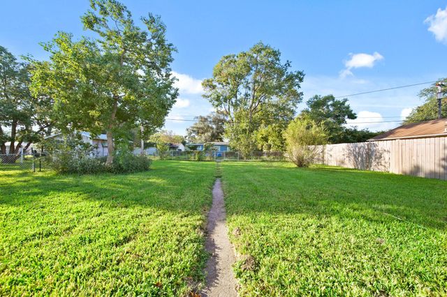 1513 5th Avenue N, Texas City, TX 77590