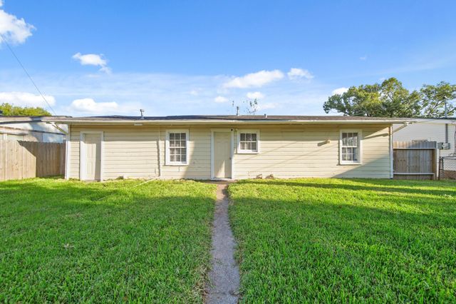 1513 5th Avenue N, Texas City, TX 77590