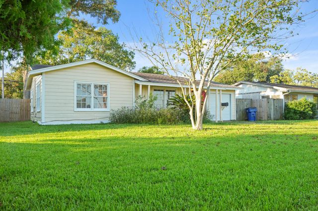 1513 5th Avenue N, Texas City, TX 77590
