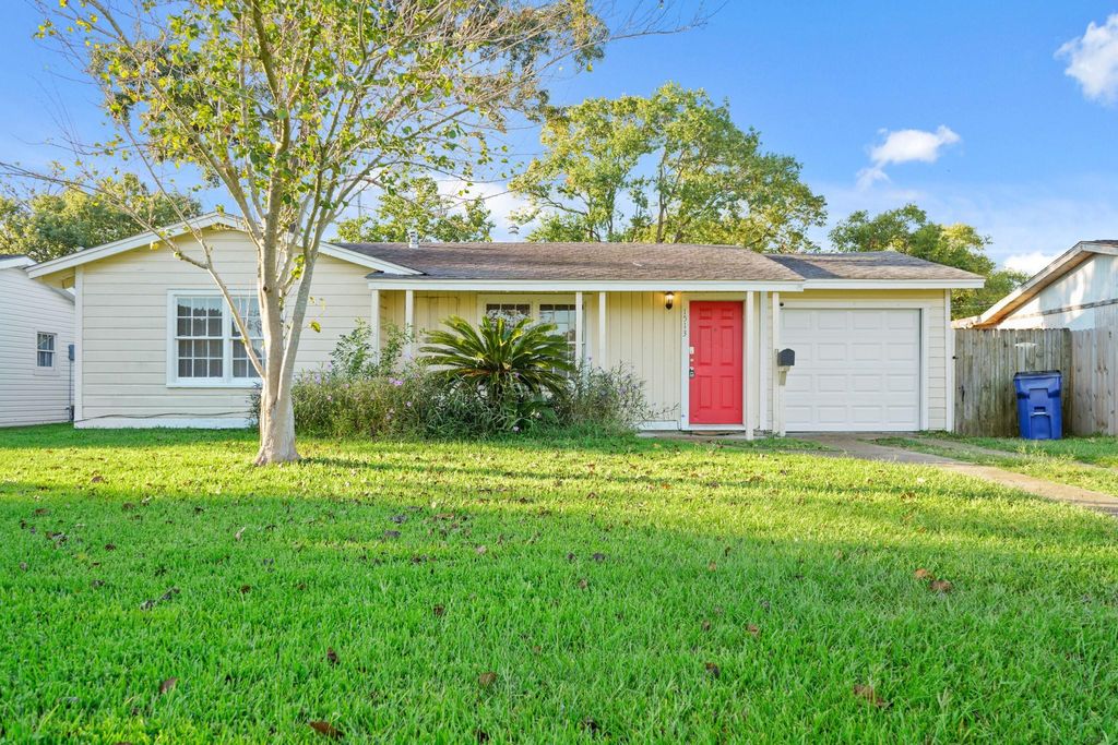 1513 5th Avenue N, Texas City, TX 77590