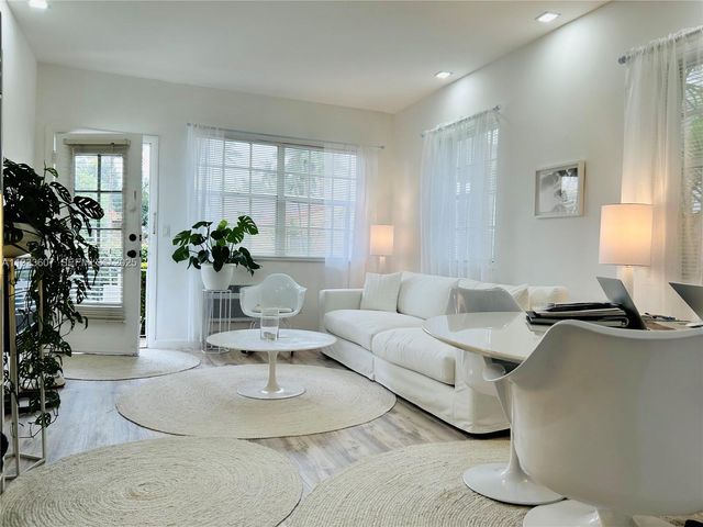 717 Espanola Way 210, Miami Beach, FL 33139