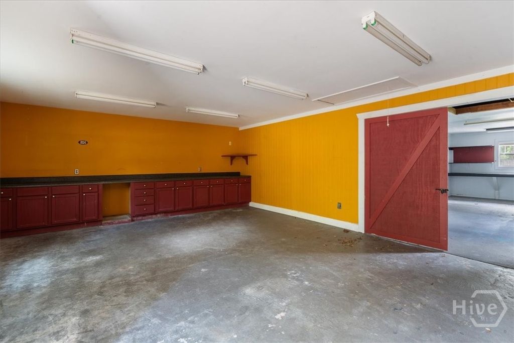 Image 13 of property listing at 285 Barnard Road, Richmond Hill, GA 31324