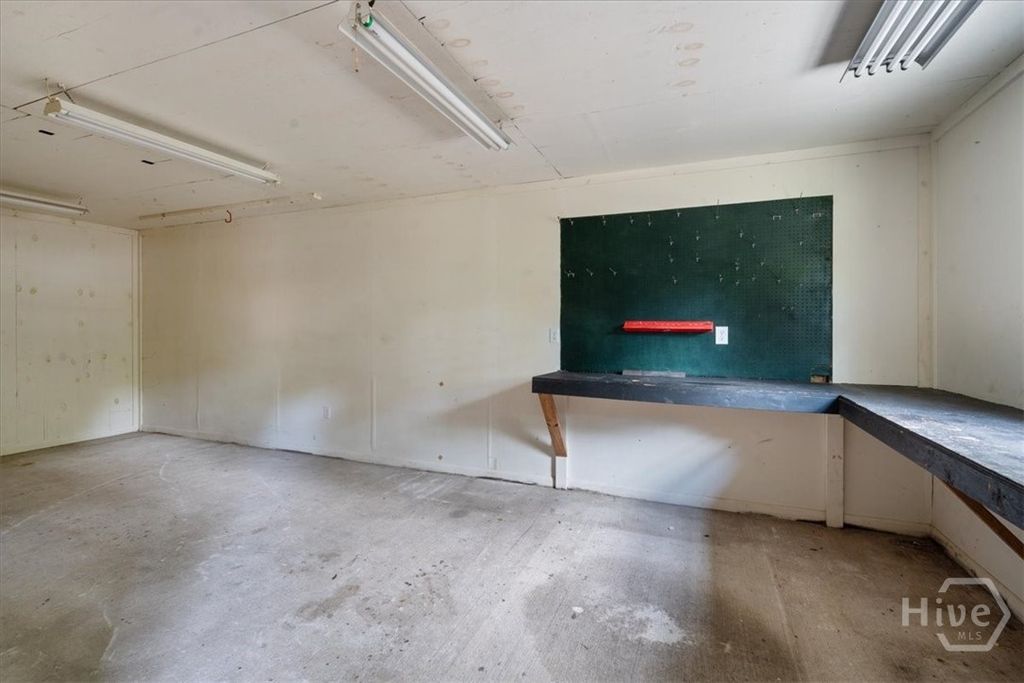 Image 16 of property listing at 285 Barnard Road, Richmond Hill, GA 31324