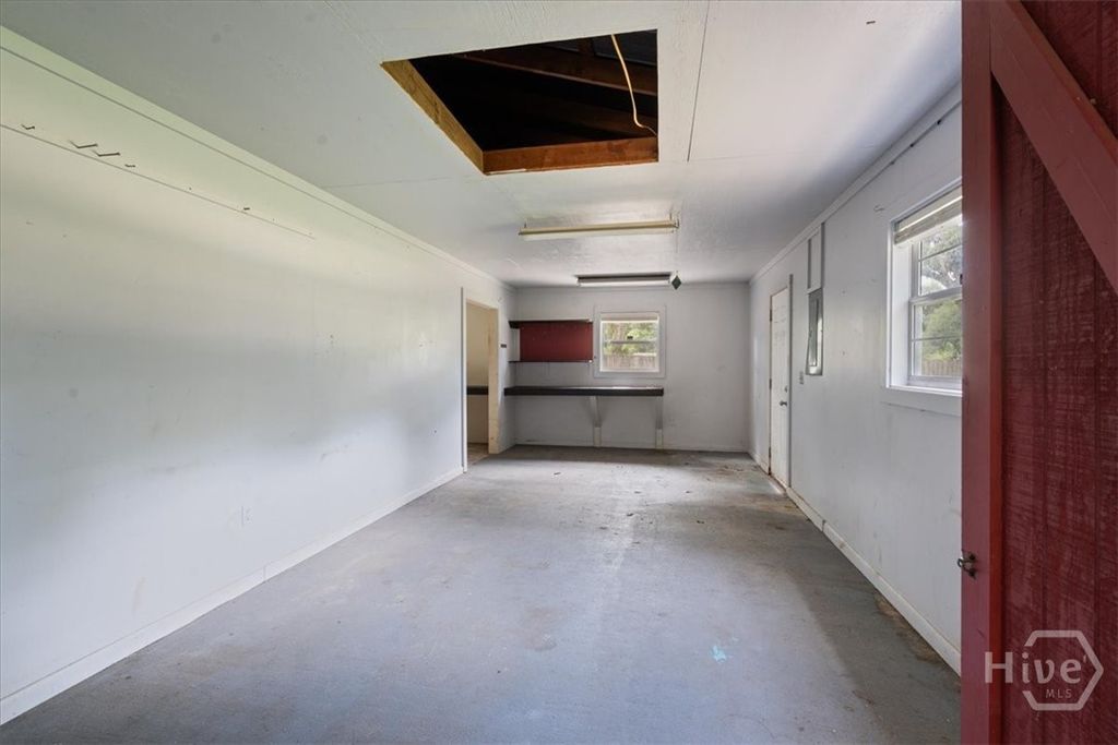 Image 2 of property listing at 285 Barnard Road, Richmond Hill, GA 31324