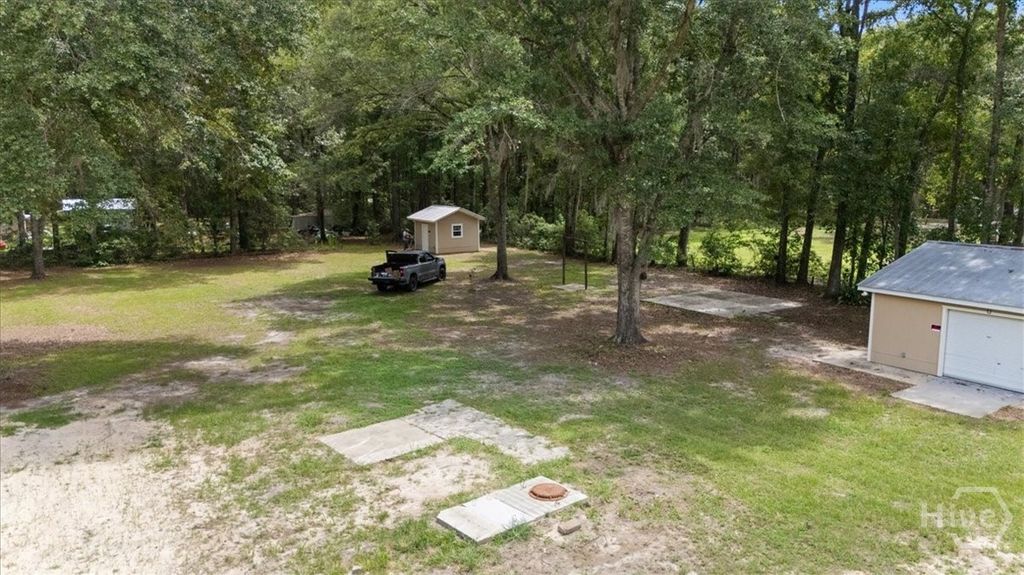 Image 4 of property listing at 285 Barnard Road, Richmond Hill, GA 31324