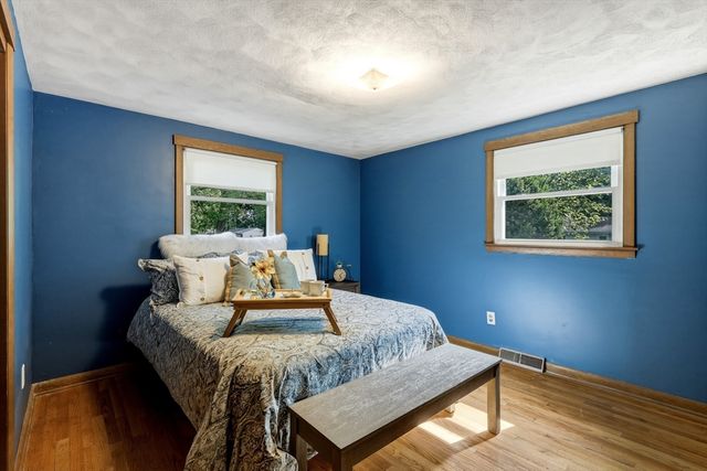 64 Tioga St, Springfield, MA 01128