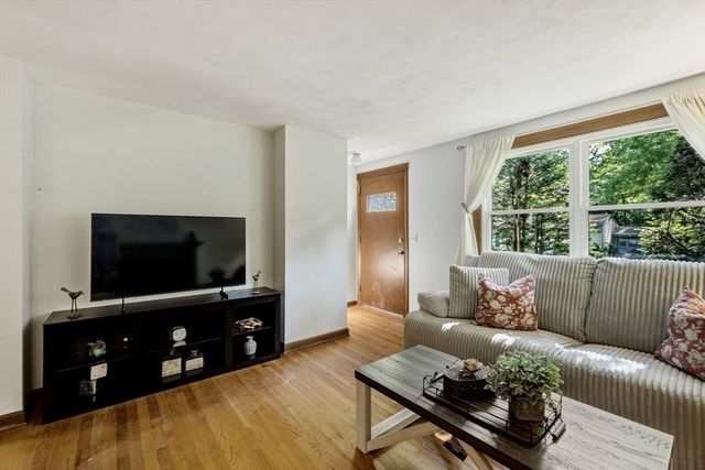 64 Tioga St, Springfield, MA 01128