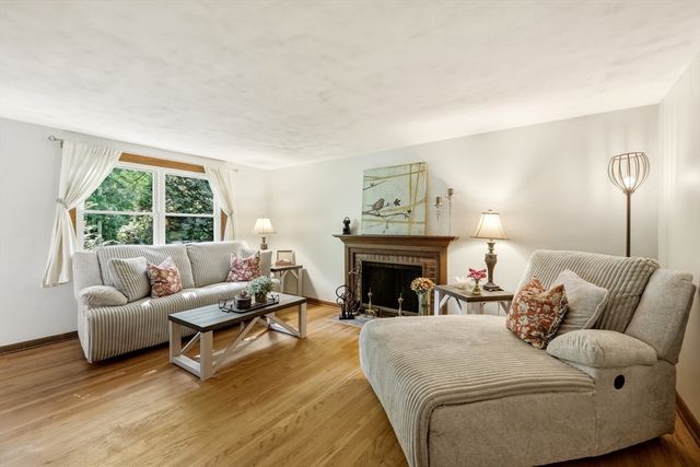 64 Tioga St, Springfield, MA 01128