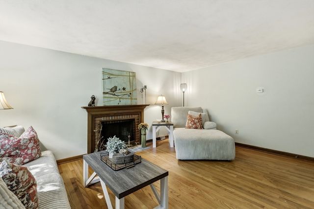 64 Tioga St, Springfield, MA 01128