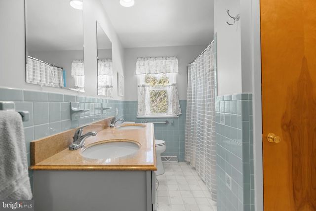 16 WILBUR RD, Yardley, PA 19067