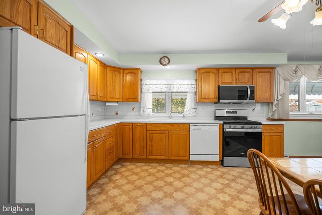 16 WILBUR RD, Yardley, PA 19067