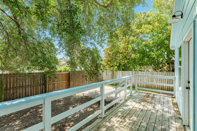 5507 Menard Avenue, Galveston, TX 77551