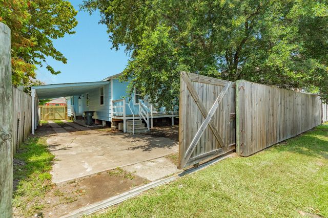 5507 Menard Avenue, Galveston, TX 77551
