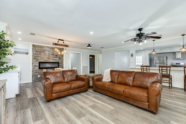 5507 Menard Avenue, Galveston, TX 77551