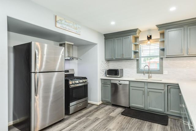 5507 Menard Avenue, Galveston, TX 77551