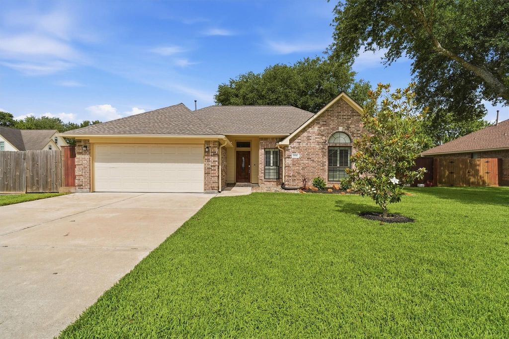 1996 Brentwood Drive, Alvin, TX 77511