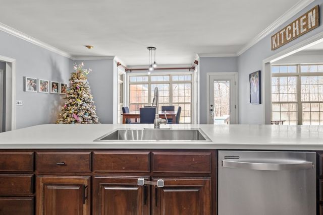 662 Oak Shadow Dr, New Johnsonville, TN 37134