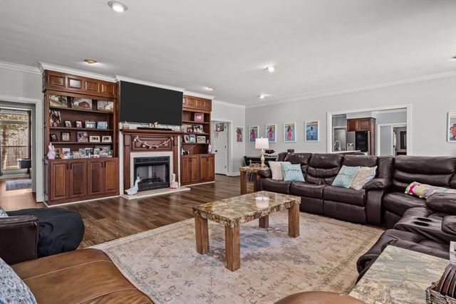 662 Oak Shadow Dr, New Johnsonville, TN 37134