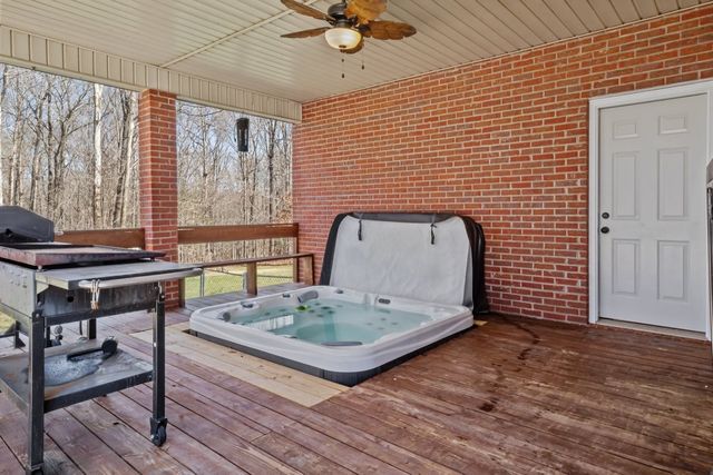 662 Oak Shadow Dr, New Johnsonville, TN 37134