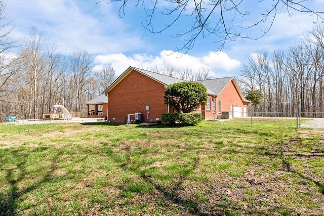 662 Oak Shadow Dr, New Johnsonville, TN 37134