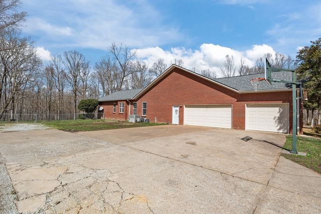 662 Oak Shadow Dr, New Johnsonville, TN 37134