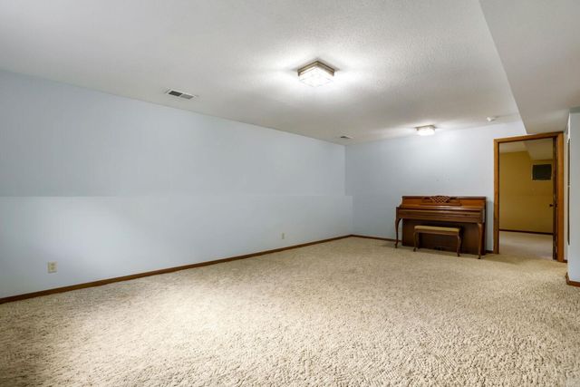 711 Cope Avenue W, Roseville, MN 55113