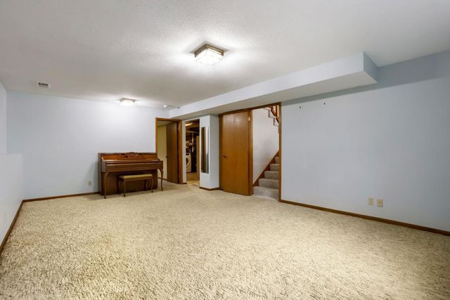711 Cope Avenue W, Roseville, MN 55113