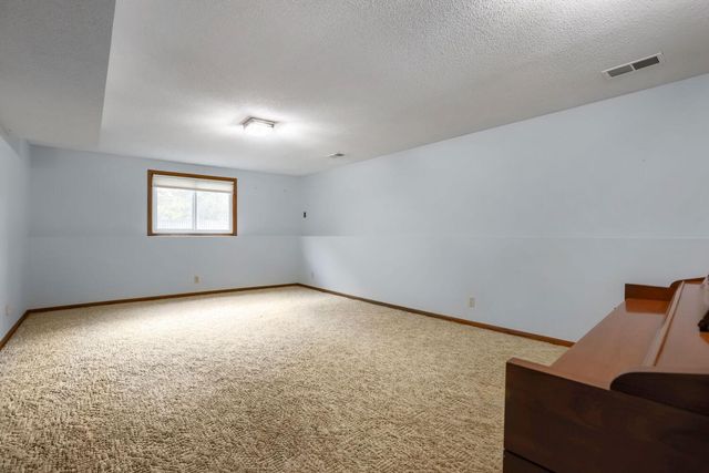 711 Cope Avenue W, Roseville, MN 55113