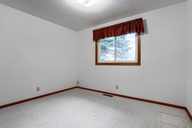711 Cope Avenue W, Roseville, MN 55113