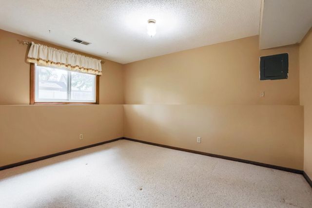 711 Cope Avenue W, Roseville, MN 55113