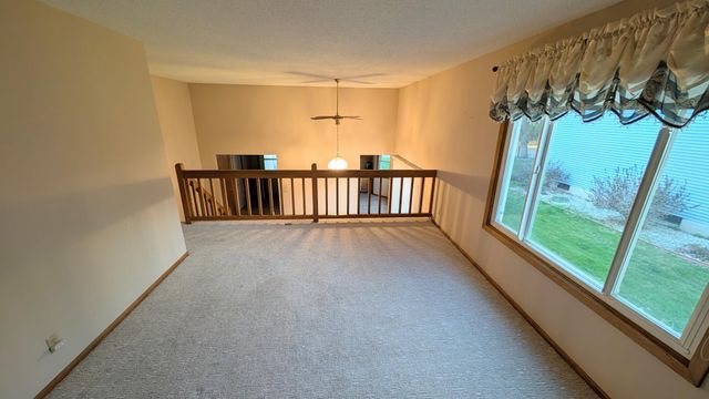 711 Cope Avenue W, Roseville, MN 55113