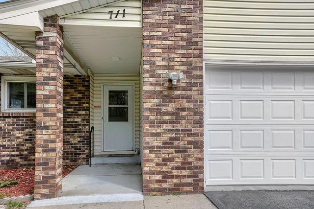 711 Cope Avenue W, Roseville, MN 55113
