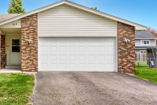 711 Cope Avenue W, Roseville, MN 55113