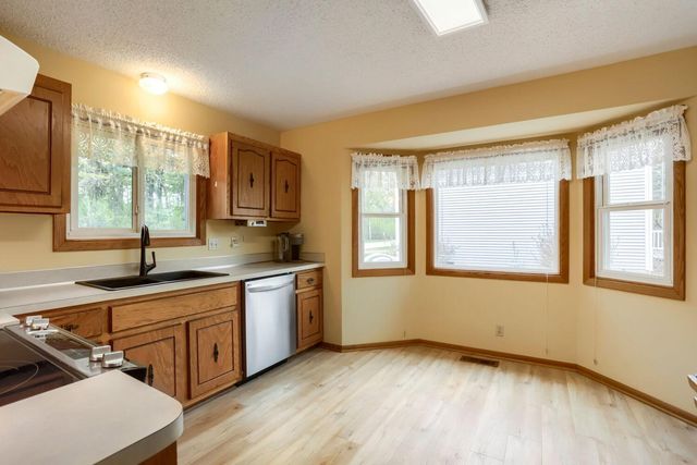 711 Cope Avenue W, Roseville, MN 55113