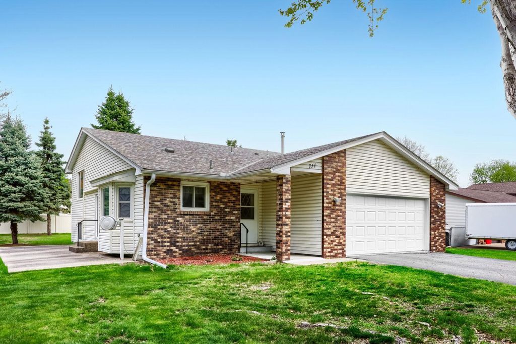 711 Cope Avenue W, Roseville, MN 55113