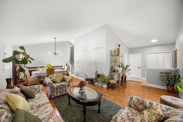 307 TERRY Lane, Bloomingdale, IL 60108