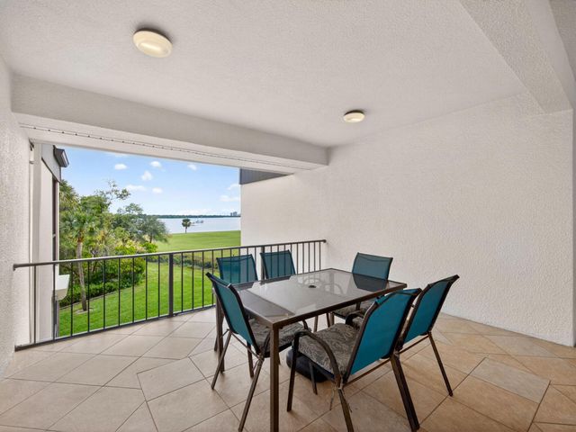 1660 Twelve Oaks Way 303, North Palm Beach, FL 33408