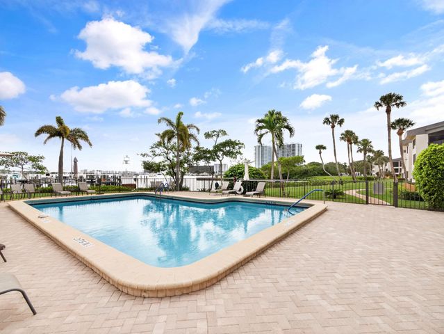 1660 Twelve Oaks Way 303, North Palm Beach, FL 33408