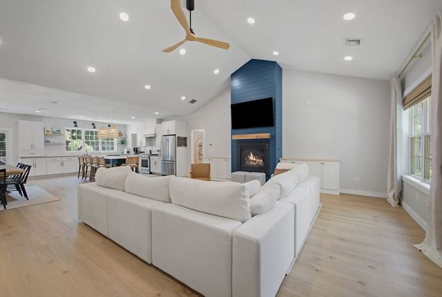 18 Willis Ave, Seekonk, MA 02771