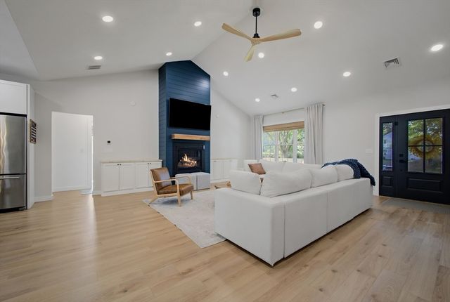 18 Willis Ave, Seekonk, MA 02771