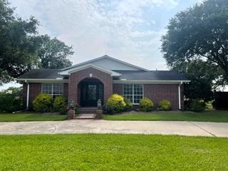 8695 N State Highway 71, El Campo, TX 77437