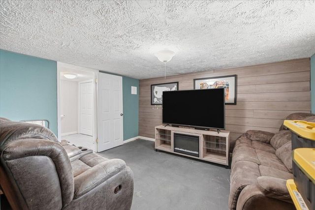 2322 AVENUE F, Council Bluffs, IA 51501