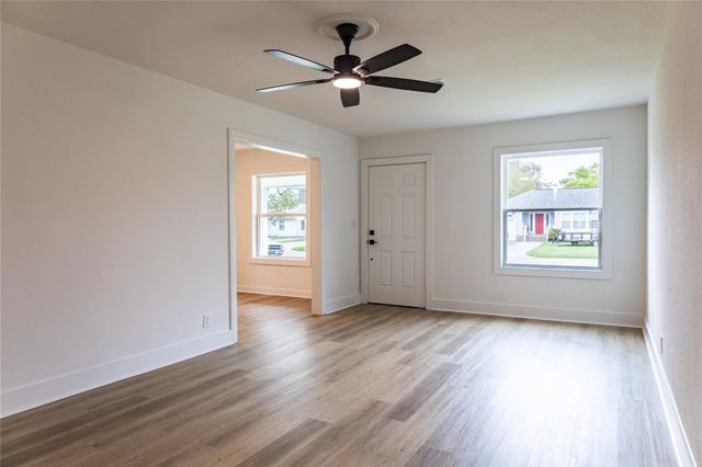 1203 17th Ave N, Texas City, TX 77590