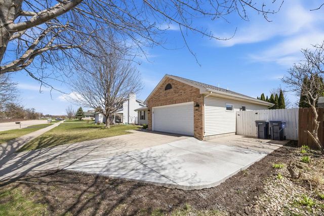 1510 N Wuthering Hills Drive, Janesville, WI 53546