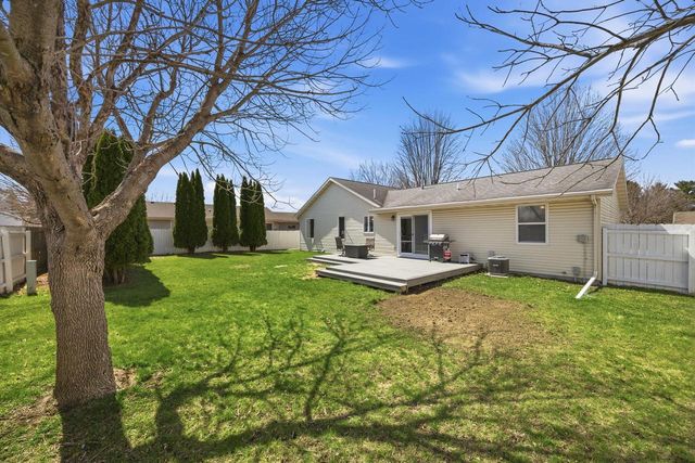 1510 N Wuthering Hills Drive, Janesville, WI 53546