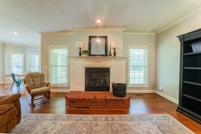 390 Carmen Dr, Paris, TN 38242