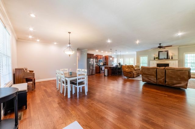 390 Carmen Dr, Paris, TN 38242