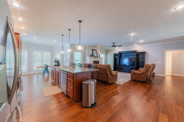 390 Carmen Dr, Paris, TN 38242