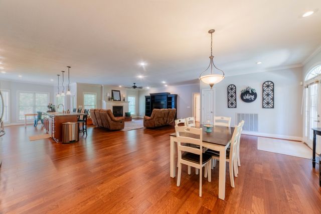 390 Carmen Dr, Paris, TN 38242
