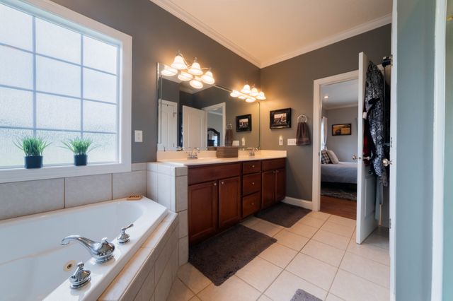 390 Carmen Dr, Paris, TN 38242